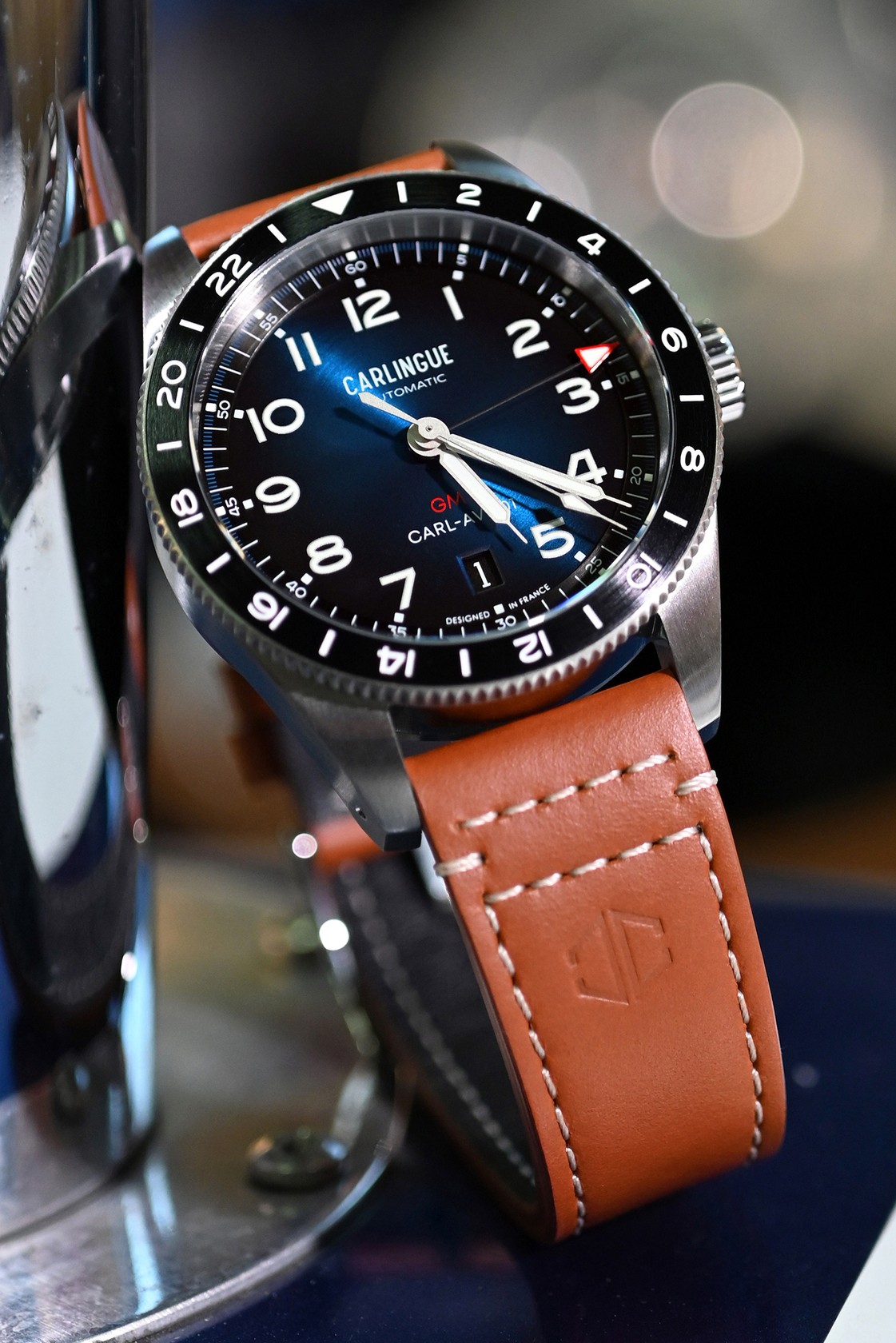 Montre automatique française Carlingue Aviation 01, bracelet cuir cognac, cadran bleu soleillé, acier inoxydable, sur voiture américaine